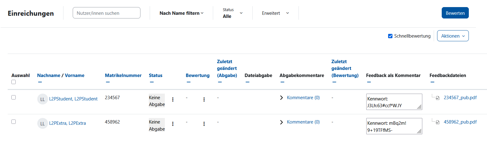 Screenshot der tabellarischen Abgabenübersicht mit den bereitgestellten, den Studierenden individuell zugeordneten Klausuren. Die Dateien befinden sich in der Spalte "Feedbackdateien", die Passwörter in der Spalte "Feedback als Kommentar".