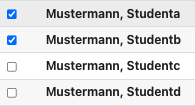 Checkboxen vor den Namen Der Bildschirmausschnitt zeigt den vorderen Teil von vier Zeilen in der Teilnehmendenansicht. Vor Nachname und Vorname ist jeweils eine Checkbox dargestellt, in den ersten beiden Zeilen ist diese aktiviert.