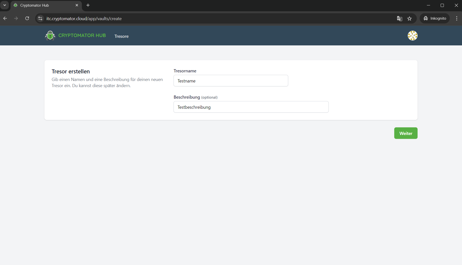Screenshot der Seite „Tresor erstellen“. Zu sehen sind zwei übereinanderliegende Eingabefelder: Das obere Feld für den „Tresornamen“ und das untere Feld für die „Beschreibung (optional)“. Darunter befindet sich der Button „Weiter“.