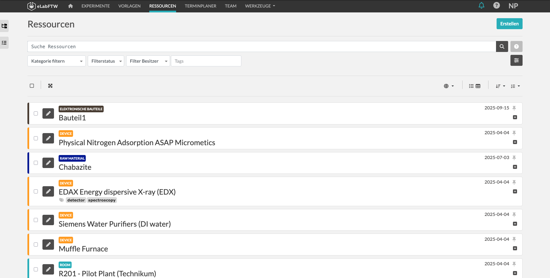 Screenshot der Ressourcen in ELN. Die Schaltfläche befindet sich zwischen "Vorlagen" und "Terminplaner". Sie können mithilfe der Suchleiste nach Ressourcen suchen und die Ergebnisse nach Kategorie, Status, Besitzer und Tag filtern.