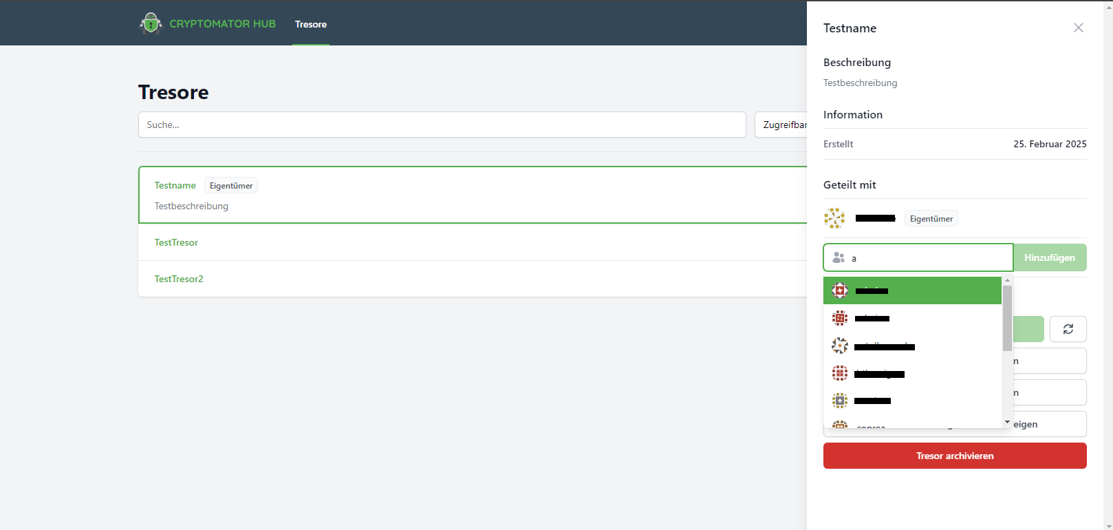 Screenshot der Tresorübersicht. Der oberste Tresor ist ausgewählt. Auf der rechten Seite sieht man die Metadaten des ausgewählten Tresors.