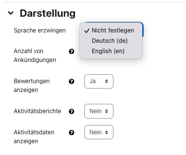 Der Bildschirmbereich zeigt das Formular "Darstellung".  Neben den Einstellungen zu "Anzahl von Ankündigungen", "Bewertungen anzeigen", "Aktivitätsberichte" und "Aktivitätsdaten" ist ganz oben die Einstellung "Sprache erzwingen" dargestellt. Für diese Einstellung zeigt das Dropdown-Menü die Wahlmöglichkeiten "Nicht festgelegt", "Deutsch (de)" und "English (en)". Markiert ist die Option "Nicht festgelegt".