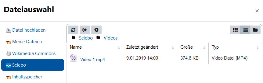 Der Bildschirmausschnitt zeigt die Möglichkeiten im Bereich "Dateiauswahl". Zur Verfügung stehen "Datei hochladen", "Meine Dateien", "Wikimedia Commons", "Sciebo" und "Inhaltsspeicher". Die Option "Sciebo" ist ausgewählt, in der rechten Übersicht ist eine Dateiliste mit einem Eintrag zu sehen. Zu diesem Eintrag ist der Dateiname (Video1.mp4) sowie das "Zuletzt geändert"-Datum, die Größe und der Typ angegeben. Oberhalb der Liste ist noch eine Zeile mit Icons eingeblendet, die das Aktualisieren der Liste oder das Verlassen des Verzeichnisses erlauben. Dazu gibt es ein Zahnrad-Icon um Einstellungen zu bearbeiten. Mit den drei Symbolen auf der rechten Seite, "Symbole", "Liste" und "Ordner" kann die Darstellung der Dateien verändert werden.