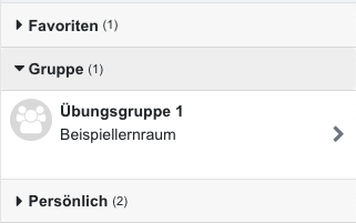 Das Bildschirmfoto zeigt das Mitteilungsfenster mit drei Kategorien "Favoriten (1)", "Gruppe (1)" und "Persönlich (2)". Die Kategorie "Gruppe (1)" ist aufgeklappt und zeigt den Eintrag "Übungsgruppe 1" im "Beispiellernraum" an, rechts ist ein verlinktes Pfeilsymbol.