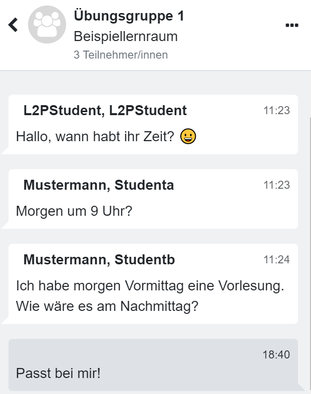 Der Bildschirmausschnitt zeigt den Dialog in der "Übungsgruppe 1" des Kursraums "Beispiellernraum" mit insgesamt 3 Teilnehmer/innen. "L2PStudent" fragt "Hallo, wann habt ihr Zeit?", worauf "Mustermann, Studenta" antwortet, "Morgen um 9 Uhr?". "Mustermann, Studentb" schlägt vor, "Ich habe morgen Vormittag eine Vorlesung. Wie wäre es im Nachmittag?" was mit "Passt bei mir" beantwortet wird. Jede Mittelung enthält zudem die Uhrzeit, wann sie geschrieben wurde.