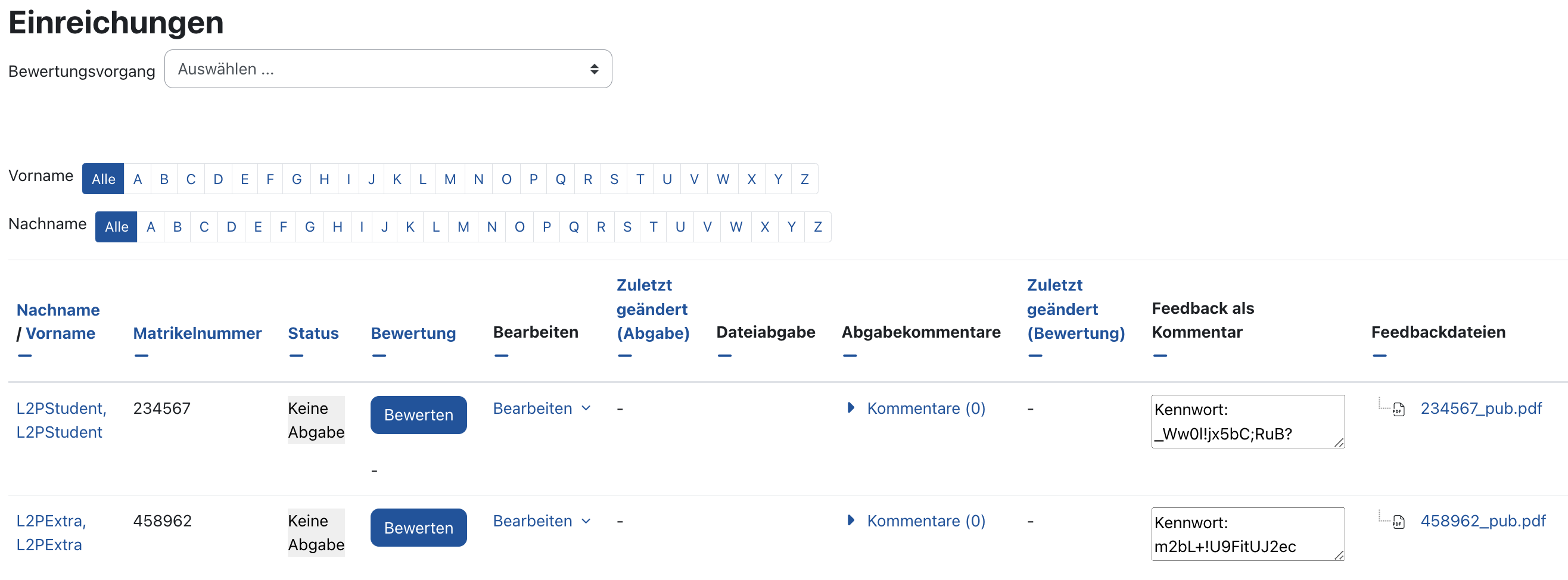 Screenshot der tabellarischen Abgabenübersicht mit den bereitgestellten, den Studierenden individuell zugeordneten Klausuren. Die Dateien befinden sich in der Spalte "Feedbackdateien", die Passwörter in der Spalte "Feedback als Kommentar".