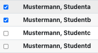 Der Bildschirmausschnitt zeigt den vorderen Teil von vier Zeilen in der Teilnehmendenansicht. Vor Nachname und Vorname ist jeweils eine Checkbox dargestellt, in den ersten beiden Zeilen ist diese aktiviert.