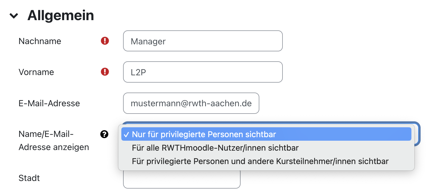 In der Bearbeitungsansicht für das Profil sind die Felder "Nachname", "Vorname", "E-Mail-Adresse", "Name/E-Mail-Adresse anzeigen" und "Stadt" zu sehen. die Angaben zu "Name/E-Mail-Adresse anzeigen" kann mittels Dropdown-Menü ausgewählt werden, welches die Optionen "Nur für privilegierte Personen sichtbar", "Für alle RWTHmoodle-Nutzer/innen sichtbar" und "Für privilegierte Personen und andere Kursteilnehmer/innen sichtbar".